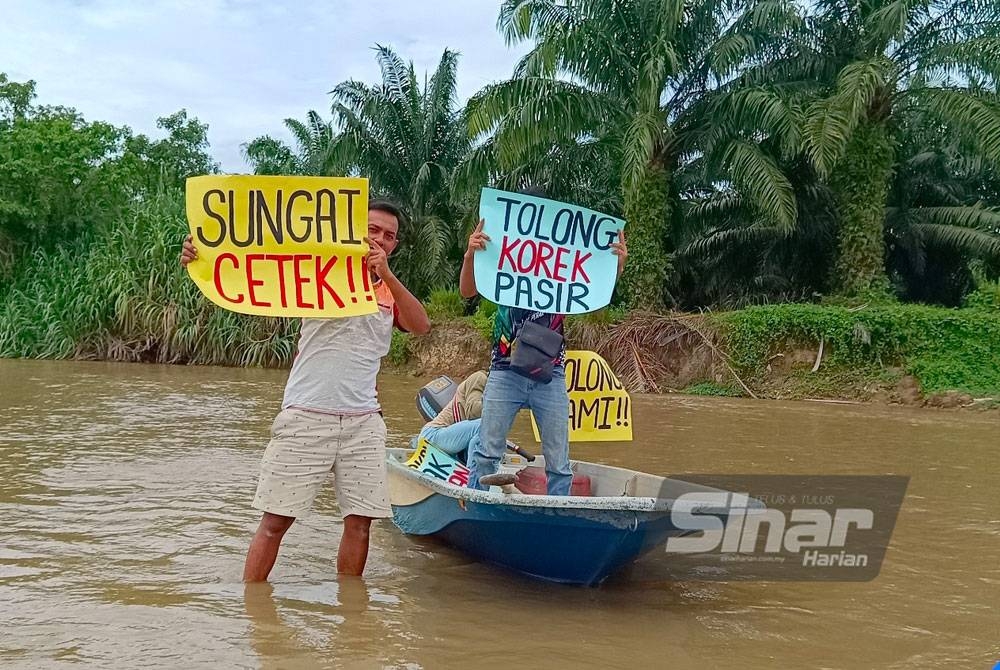 Nelayan menunjukkan paras air Sungai Kinta yang cetek disebabkan timbunan pasir hingga menyukarkan bot untuk keluar bagi aktiviti menangkap ikan.