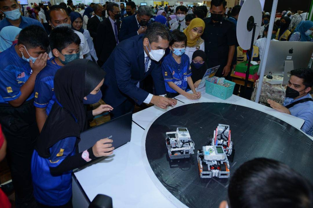 Mohd Radzi beramah mesra dengan murid di Sekolah Menengah Kebangsaan Putrajaya Presint 8 (1) pada Isnin.