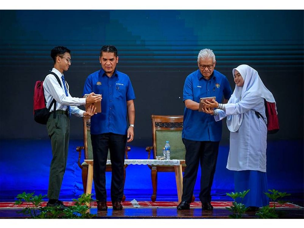 Radzi (dua, kiri) dan Hamzah (dua, kanan) melancarkan portal aduan buli yang boleh diakses di laman sesawang https://www.moe.gov.my/aduanbuli di Sekolah Menengah Kebangsaan Putrajaya Presint 14 (1) pada Khamis.