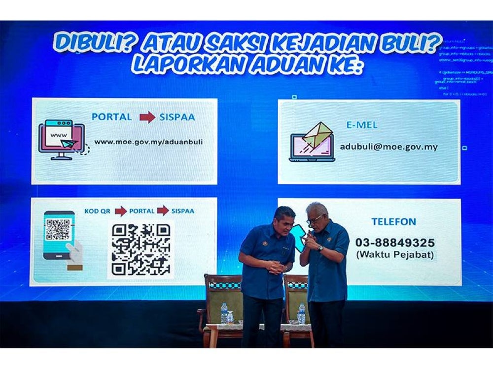 
Radzi (kiri) bersama Hamzah selepas melancarkan portal aduan buli di Sekolah Menengah Kebangsaan Putrajaya Presint 14 (1) pada Khamis.