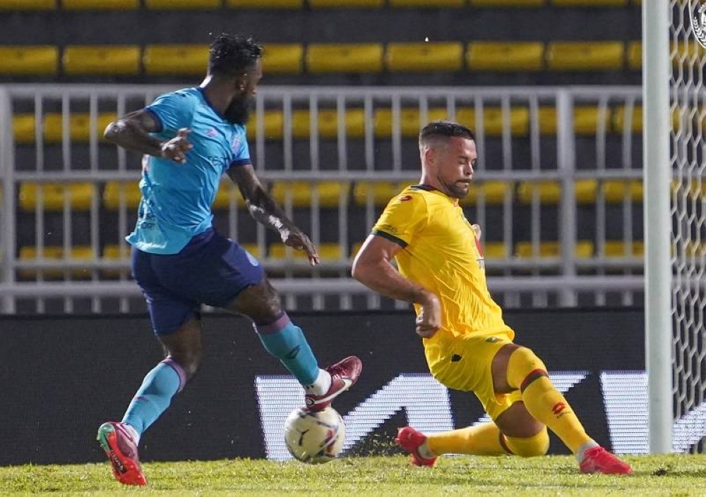 Vales (kanan) berusaha menghalang percubaan pemain Sabah FC pada aksi Liga Super 2022 yang berkesudahan 1-1 di Stadium Darul Aman pada minggu lepas. - Foto KDA FC