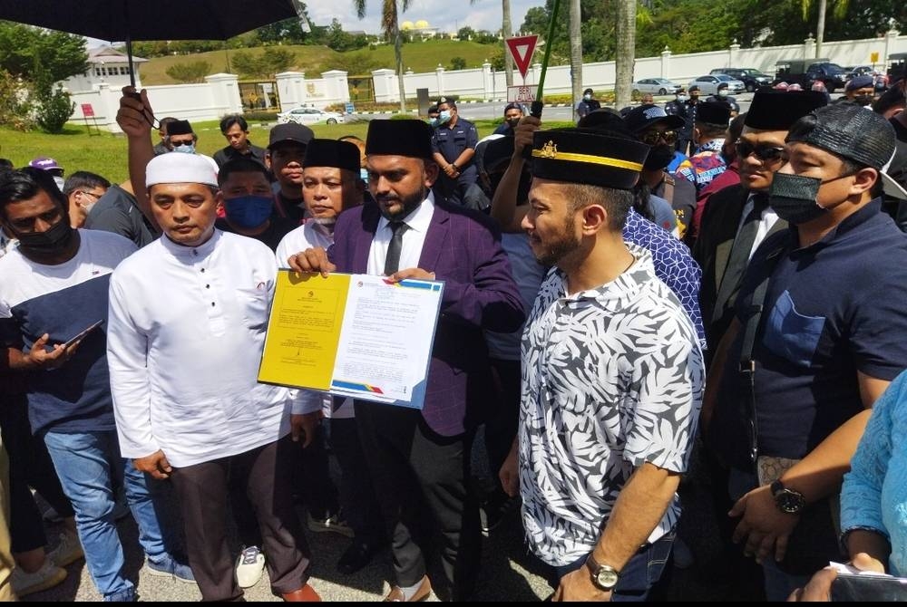 Syed Mohammad Imran menunjukkan memorandum yang diserahkan kepada Yang di-Pertuan Agong, Al-Sultan Abdullah Ri'ayatuddin Al-Mustafa Billah Shah pada Rabu.