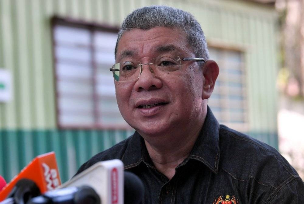 Saifuddin yang juga Ahli Parlimen Indera Mahkota ketika sidang media selepas mengadakan lawatan ke SJKT Ladang Jeram bagi meninjau keadaan fasiliti sekolah berkenaan pada Rabu. - Foto Bernama 