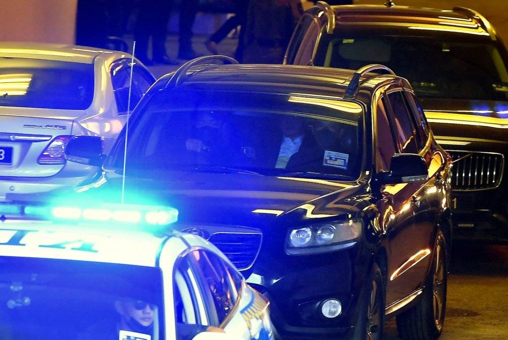 Najib keluar dari Kompleks Mahkamah diiringi kenderaan Polis Diraja Malaysia (PDRM) selepas didapati bersalah dan dijatuhkan hukuman penjara 12 tahun dan denda RM210 juta pada Selasa. - Foto Bernama 