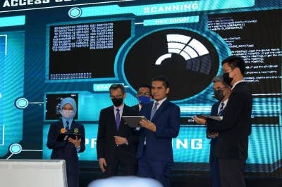 Mohd Radzi (tiga dari kanan) menyempurnakan gimik Pelancaran Pelantar Pembelajaran Digital Kementerian Pendidikan Malaysia Digital Educational Learning Initiative Malaysia (DELIMa): Agenda Digital Kita di Dewan Perdana Putra, Sekolah Menengah Kebangsaan Putrajaya Presint 8 (1) pada Isnin.