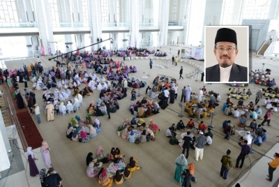 Masjid Tuanku Mizan Zainal Abidin, Putrajaya menjadi lokasi perdana Malaysia #QuranHour pada jam 12 tengah hari hingga 1 petang pada 30 Ogos 2022. Gambar kecil: Ustaz Nor Azamir Alias