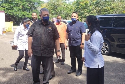 Saifuddin mengadakan lawatan meninjau perkembangan SJKT Ladang Jeram di sini pada Rabu.
