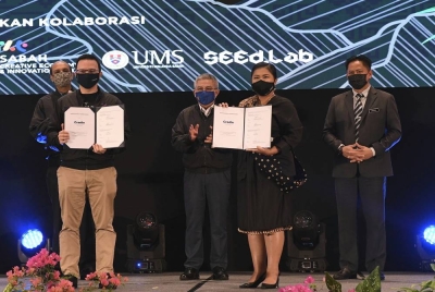 Dr Adham Baba (tiga dari kanan) menyaksikan pertukaran dokumen Memorandum Persefahaman (MoU) antara Pemangku Ketua Pegawai Eksekutif Kumpulan Cradle, Norman Matthieu Vanhaecke (kiri) dengan Pengurus Besar SECNIC Viviantie Sarjuni (dua dari kanan) pada majlis pelancaran MyStartup East Malaysia Region Roadshow Sabah di Pusat Konvensyen Antarabangsa Sabah pada Rabu. - Foto Bernama