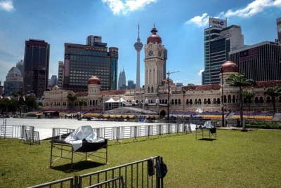 Persiapan sedang giat dijalankan menjelang sambutan Hari Kebangsaan ke-65 di Dataran Merdeka. - Foto Bernama
