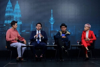Program Kompas Rasuah Busters bertajuk “Buli Siber Jadi Barah” menampilkan (dari kiri) moderator, Zaim Zaini; peguam, Muhammad Amin Abdullah; pengarah dan pelakon, Khir Rahman dan pempengaruh media sosial, Cikgu Zack Kirana yang berlangsung di Kompleks Kumpulan Karangkraf pada Rabu. Foto Sinar Harian / MOHD HALIM ABDUL WAHID