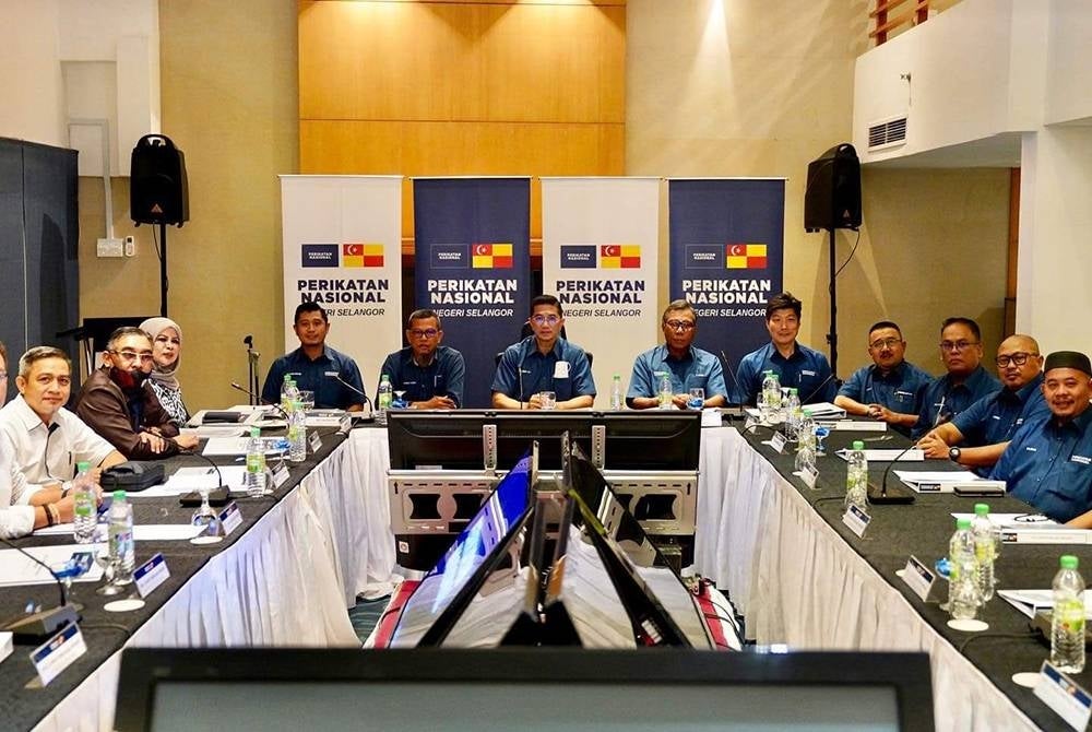 Mohamed Azmin (tengah) mempengerusikan mesyuarat PN dihadiri pimpinan Bersatu, Pas dan Gerakan Selangor.