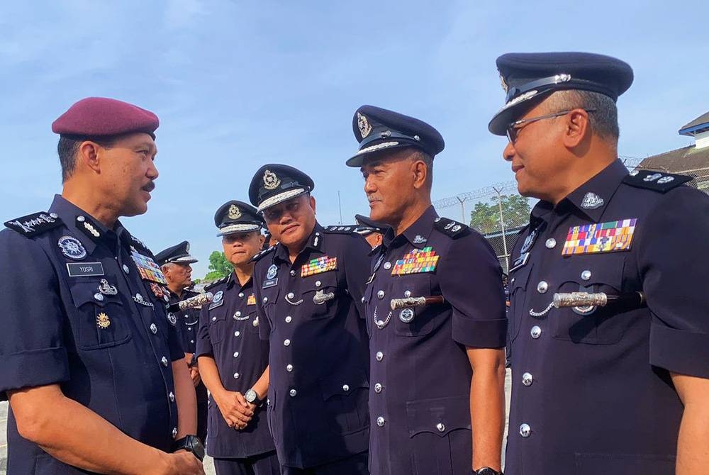Mohd Yusri menyantuni barisan Ketua Polis Daerah yang hadir sempena Perhimpunan Khas Ketua Polis Perak di pekarangan Ibu Pejabat Polis Kontinjen (IPK) Perak di sini pada Khamis.