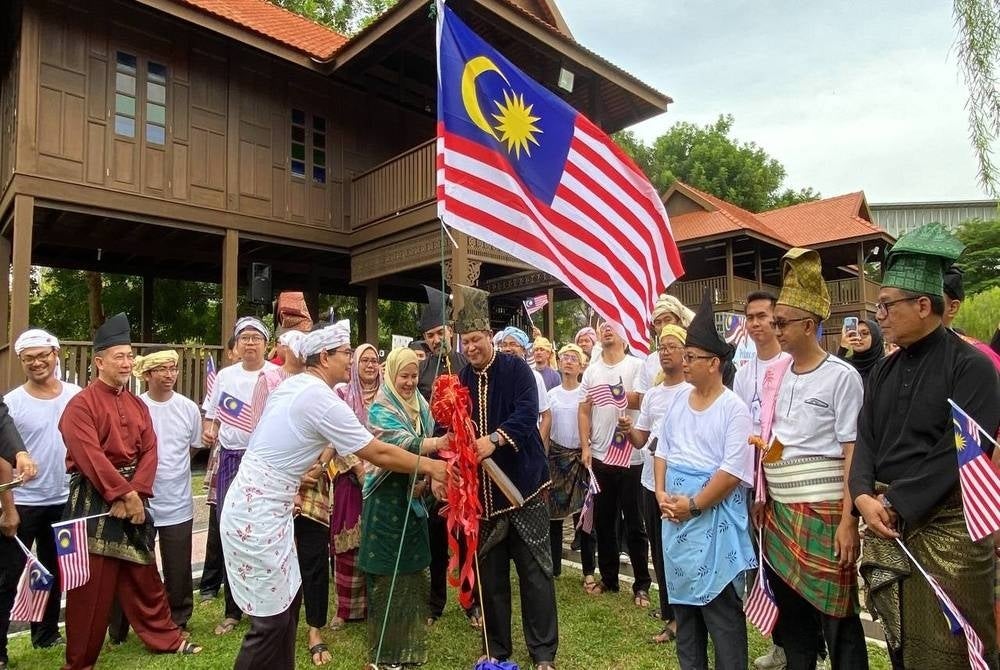 Razli (empat dari kanan) melepaskan Jalur Gemilang pada ketinggian 130 meter menggunakan belon udara dalam menyemarakkan lagi sambutan kemerdekaan negara.