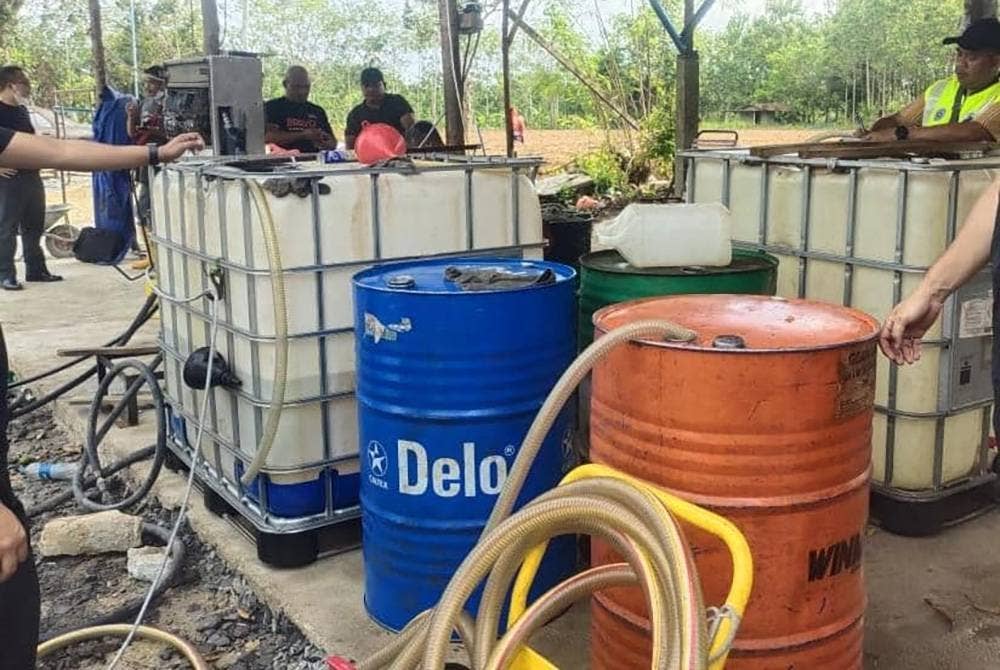 1,280 liter diesel bersubsidi dipercayai diseleweng dirampas dalam serbuan di sebuah stor tidak berlesen di kawasan Perindustrian Bukit Kayu Hitam, di sini, pada Rabu. - Foto ihsan KPDNHEP Kedah