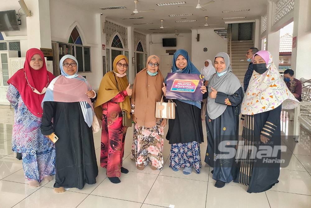 Nur Atikah (lima dari kiri) bersama sebahagian jawatankuasa program Malaysia #QuranHour yang akan diadakan di Masjid Sultan Abdullah Masjid Tanah pada 30 Ogos ini.