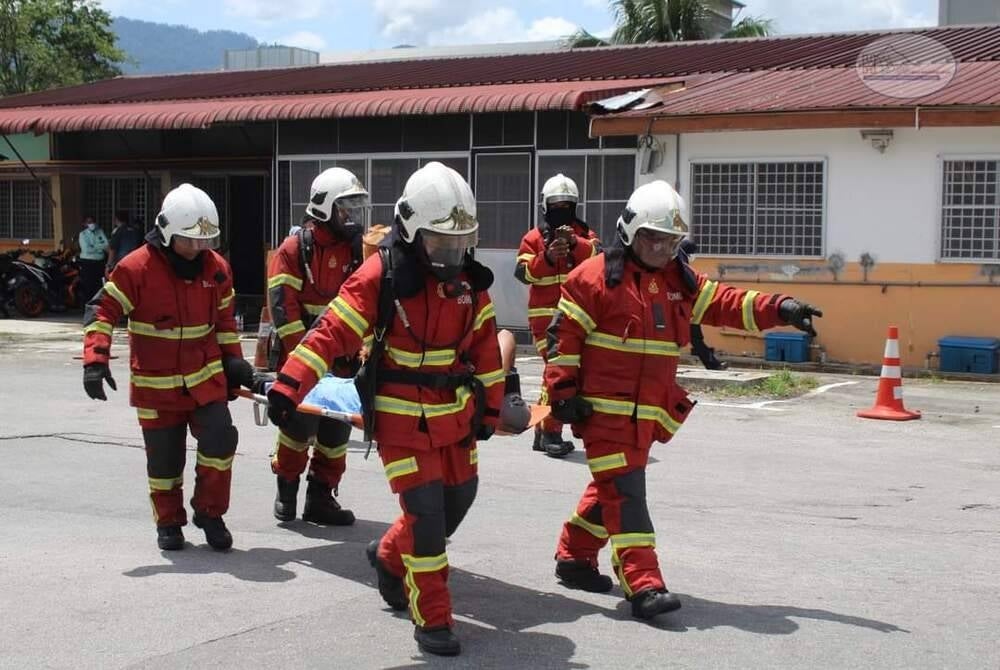 Antara aksi anggota bomba menyelamatkan mangsa dalam Latihan Simulasi Kebakaran peringkat Hospital Taiping 2022.