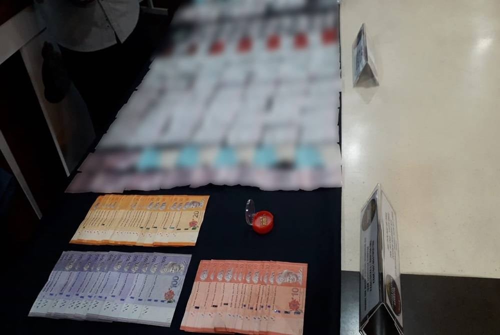 Wang tunai dan pek-pek mengandungi dadah RM4,100 yang dirampas dalam dua serbuan dilakukan JSJN IPKN Johor pada Rabu.