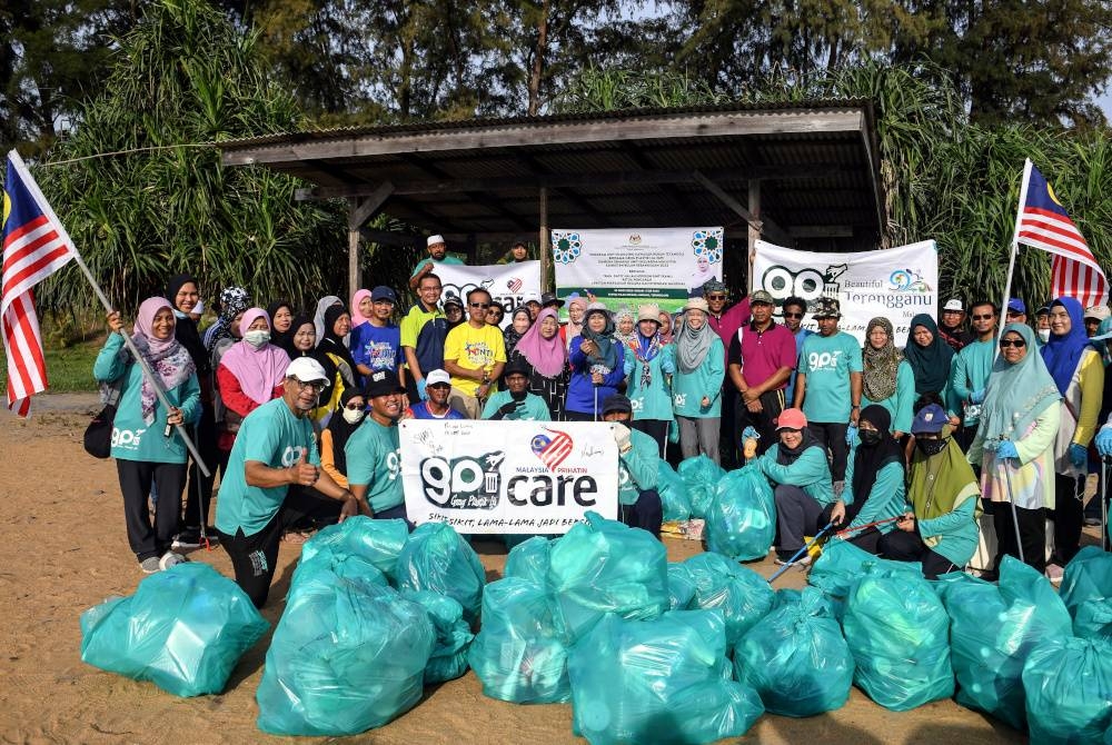 Ketua Pengarah Jabatan Perpaduan Negara dan Integrasi Nasional (JPNIN) Datuk Norison Ramli (tengah) bergambar bersama peserta pada Program Uniti Plogging bersama NGO Green Plastik Ija (GPI) di Pantai Pulau Kekabu, pada Khamis. - Foto Bernama