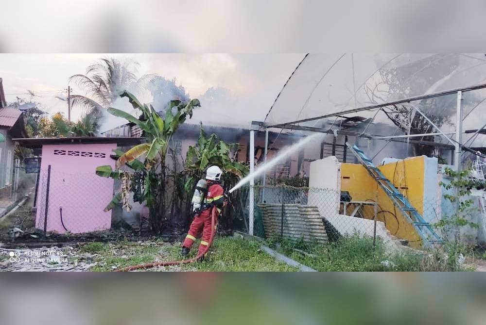 Anggota bomba melakukan kerja-kerja pemadaman api.