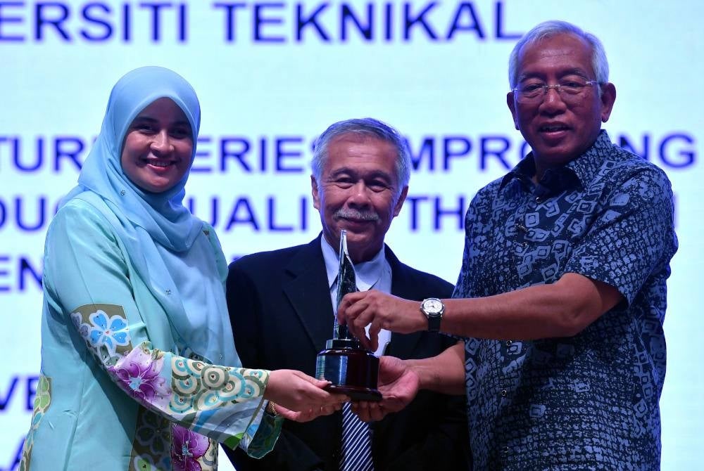 Menteri Pembangunan Luar Bandar Datuk Seri Mahdzir Khalid (kanan) menyampaikan Anugerah Perdana "Syarahan Perdana" kepada Naib Canselor Universiti Teknikal Malaysia Melaka Prof Ts. Dr. Massila Kamalrudin pada Majlis Anugerah Buku Negara 2022 sempena Ekspo Buku Malaysia 2020 di Universiti Putra Malaysia hari ini. Turut hadir Pengerusi Lembaga Pengelola Yayasan Pembangunan Buku Malaysia Tan Sri Prof Dr Abdul Latiff Abu Bakar (tengah).