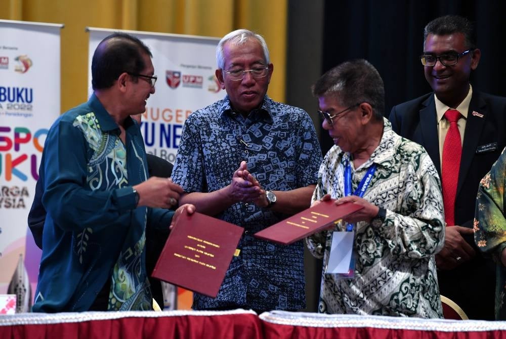Menteri Pembangunan Luar Bandar Datuk Seri Mahdzir Khalid (dua, kiri) menyaksikan Majlis Pertukaran Memorandum Persefahaman (MoU) antara Naib Canselor Universiti Putra Malaysia (UPM) Prof Datuk Dr Mohd Roslan Sulaiman (kiri) dengan Presiden Persatuan Pengarah Filem Malaysia Dr Ahmad Ibrahim (dua, kanan) pada Majlis Anugerah Buku Negara 2022 sempena Ekspo Buku Malaysia 2020 di UPM hari ini.