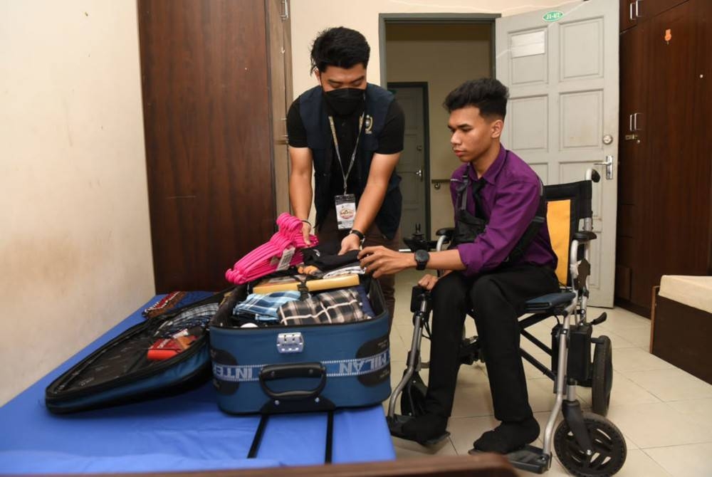 Muhammad Danish Danial (kanan) ketika Sesi Pendaftaran Pelajar Baharu di UniSZA pada Khamis.