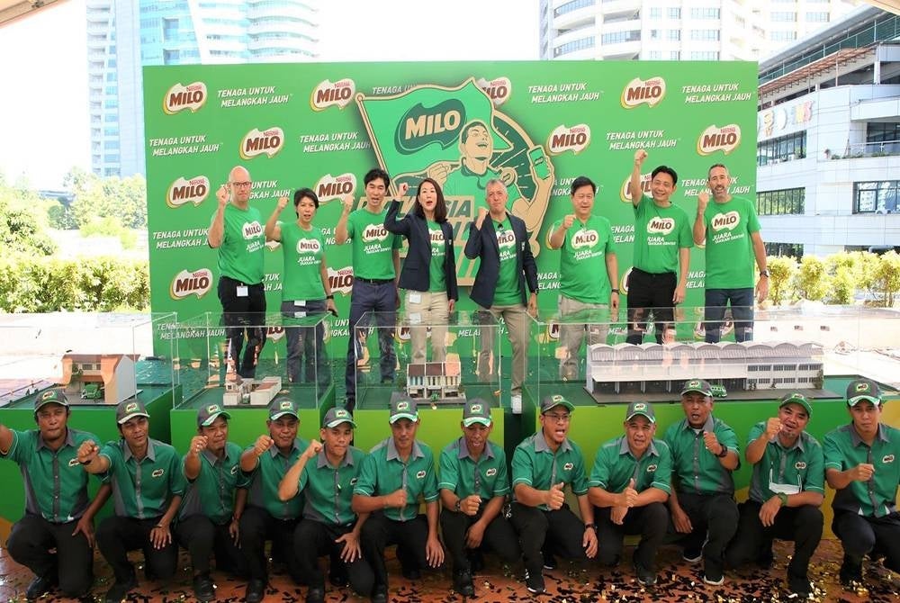 Aranols (lima dari kiri) dan Su Yen (empat dari kiri) pada pelancaran #MalaysiaBolehBersamaMILO di Petaling Jaya, pada Rabu.