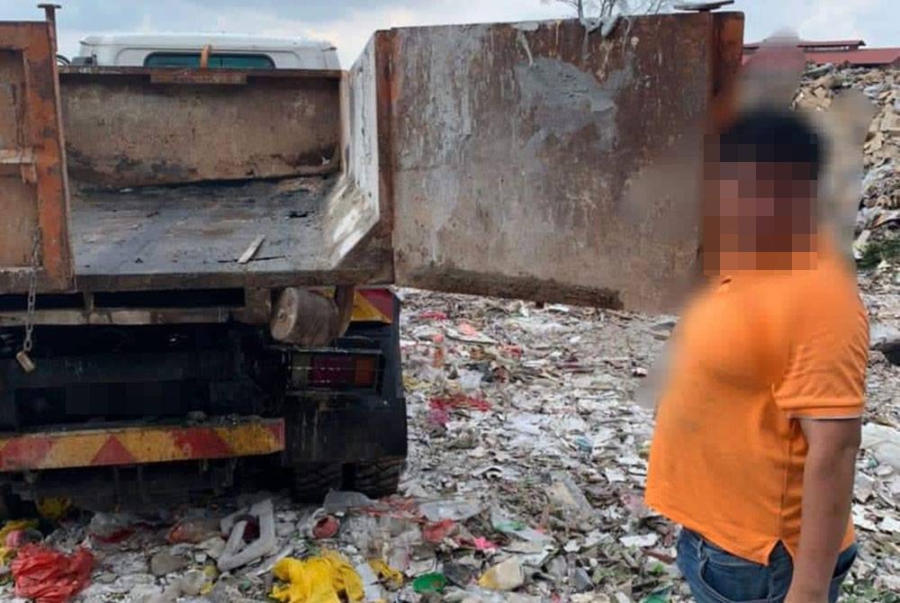 Pemandu lori yang ditahan selepas dikesan membuang sampah industri secara haram di Jalan Selat Selatan pada Khamis.