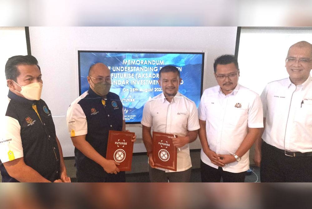 Mohd Shahar (kiri) menyaksikan MoU pembangunan sukan dron di Medini pada Khamis.