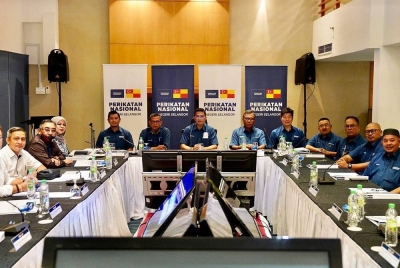 Mohamed Azmin (tengah) mempengerusikan mesyuarat PN dihadiri pimpinan Bersatu, Pas dan Gerakan Selangor.