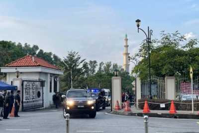 Kenderaan SUV berwarna hitam yang dinaiki Najib tiba di Mahkamah Tinggi Kuala Lumpur pada jam 8.27 pagi.