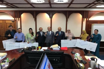 Wan Rosdy (tengah),Setiausaha Kerajaan Negeri, Datuk Seri Dr Sallehuddin Ishak (empat dari kanan) dan Pengarah Jabatan Perhutanan Negeri Pahang, Datuk Dr Mohd Hizamri Mohd Yasin (empat dari kiri) bersama para penyelidik penerima Geran Penyelidikan dan Pendidikan Perhutanan Taman Negeri Rompin 2023 pada majlis penyerahan surat tawaran geran itu di sini pada Rabu.PIX FB Wan Rosdy Wan Ismail.