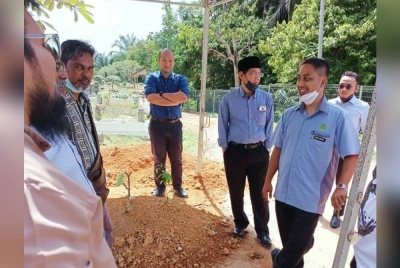 Pihak berkuasa agama bertemu penduduk melihat keadaan Tanah Perkuburan Islam Bestari Jaya.