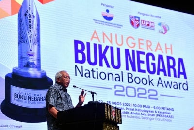 Menteri Pembangunan Luar Bandar Datuk Seri Mahdzir Khalid ketika berucap pada majlis Anugerah Buku Negara 2022 sempena Ekspo Buku Malaysia 2020 di Universiti Putra Malaysia (UPM) hari ini. 