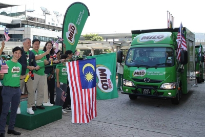 Aranols (dua dari kanan) dan Su Yen (empat dari kanan) melepaskan Jelajah Perpaduan Van Milo pada pelancaran #MalaysiaBolehBersamaMILO di Petaling Jaya, pada Rabu.