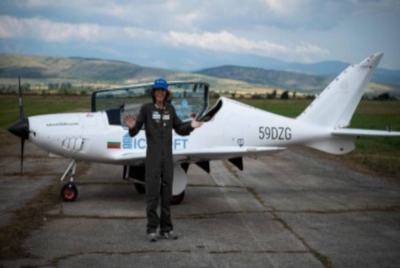 Mack Rutherford berusia 17 tahun memecahkan rekod dunia sebagai juruterbang termuda terbang solo ke seluruh dunia. - Foto AFP