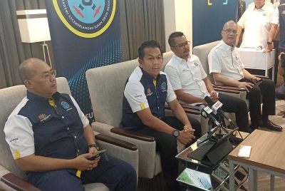 Mohd Shahar (dua dari kiri) pada sidang akhbar menyaksikan majlis menandatangani MoU pembangunan Sukan Dron di Medini pada Khamis.