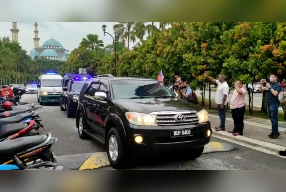 Bekas Perdana Menteri, Datuk Seri Najib Tun Razak hadir ke Mahkamah Kuala Lumpur pada Jumaat, menaiki kenderaan utiliti sukan (SUV) berwarna hitam dengan diiringi kenderaan polis dan penjara, kira-kira jam 8.50 pagi.