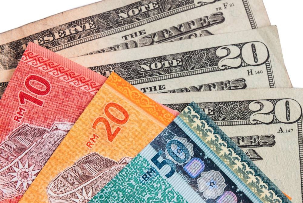 Ringgit menyusut nilai berbanding dolar AS pada sesi awal urus niaga pagi ini kerana kekurangan pemangkin. - Foto 123RF