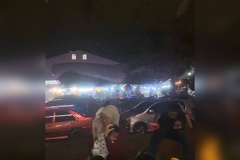 Orang ramai bertempiaran lari menyelamatkan diri ketika ribut berlaku.