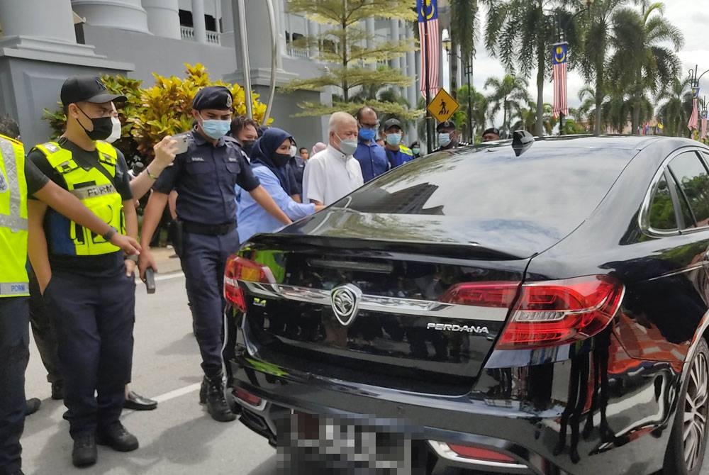 Kereta jenis Proton Perdana yang membawa Rosmah meninggalkan pekarangan Kompleks Mahkamah Kuala Lumpur pada Jumaat selepas selesai perbicaraan kes Najib membabitkan kes pindaan laporan audit 1MDB.