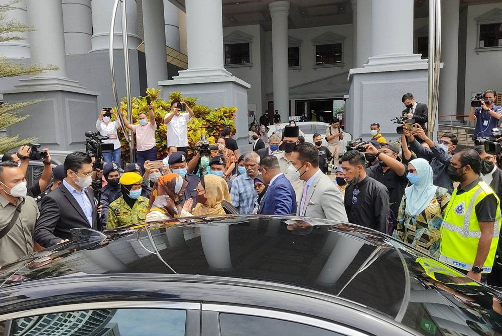 Rosmah sempat melambai ke arah kenderaan dinaiki Najib di hadapan Kompleks Mahkamah Kuala Lumpur di sini pada Jumaat.