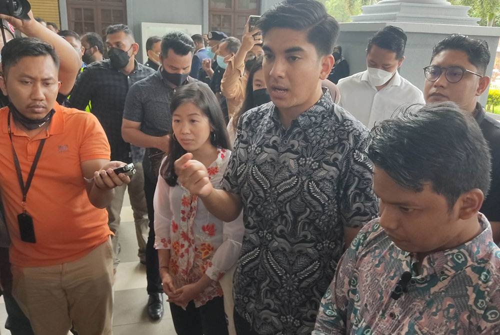 Amir Hariri (kanan) ditemani Presiden Muda, Syed Saddiq Syed Abdul Rahman ketika perbicaraan mengenai kes anjuran perhimpunan LCS di Mahkamah Majistret Kuala Lumpur pada Jumaat.