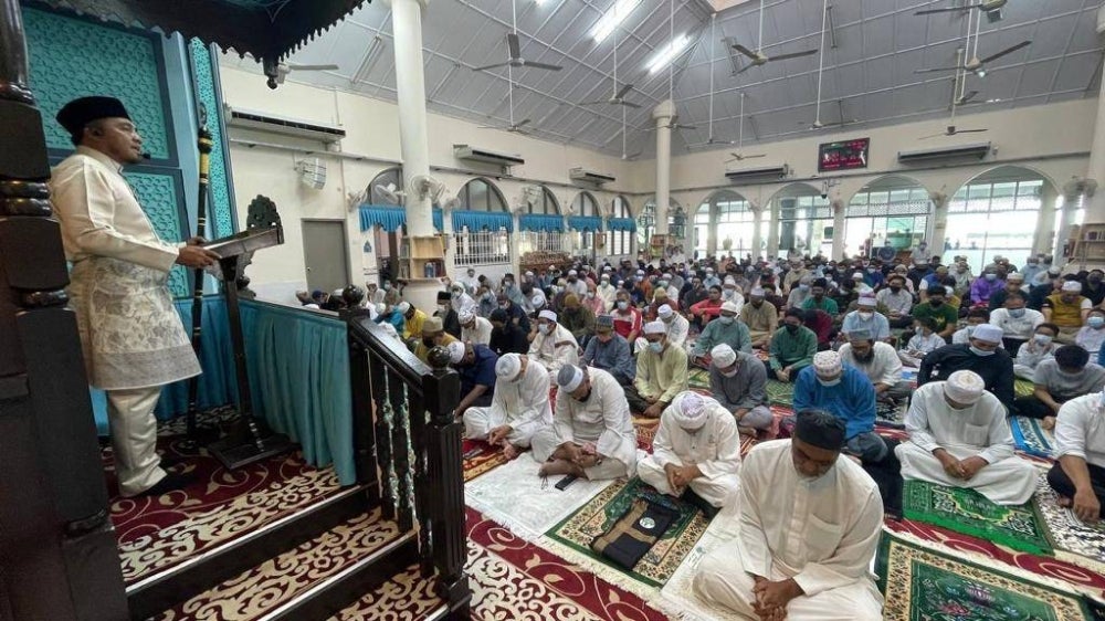 Izudin menyampaikan khutbah Jumaat di Masjid Saidina Ali Bin Abi Talib, Bukit Sekilau.