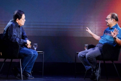 Dr Rozhan (kanan) pada program Bersama Tokoh Wartawan Negara, Tan Sri Johan Jaaffar di Kompleks Kumpulan Karangkraf, Shah Alam pada Rabu.