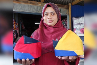 Norwilia menunjukkan tanjak yang dijahit menggunakan gabungan kain berasaskan warna Jalur Gemilang.