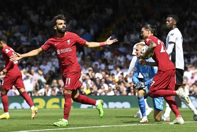Salah (dua, kiri) meraikan jaringan penyamaan Liverpool ketika menentang Fulham dalam aksi Liga Perdana Inggeris (EPL) di Craven Cottage, London. - Foto AFP