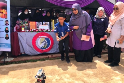 Siti Zailah (tiga dari kanan) melihat robot yang dicipta oleh pelajar Sekolah Menengah Kebangsaan Kubang Bemban, Pasir Mas. Foto SINAR HARIAN