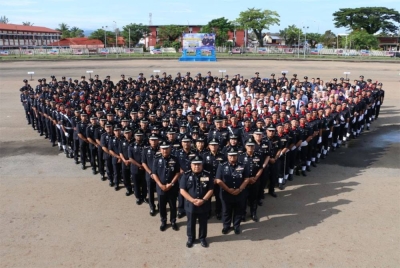 Idris (hadapan) selepas hadir pada perhimpunan bulanan peringkat IPK Sabah, di Kota Kinabalu.