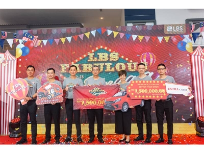 Hock San (tengah) bersama barisan pengurusan LBS pada pelancaran kempen Fabulous Extra 2022-2023.